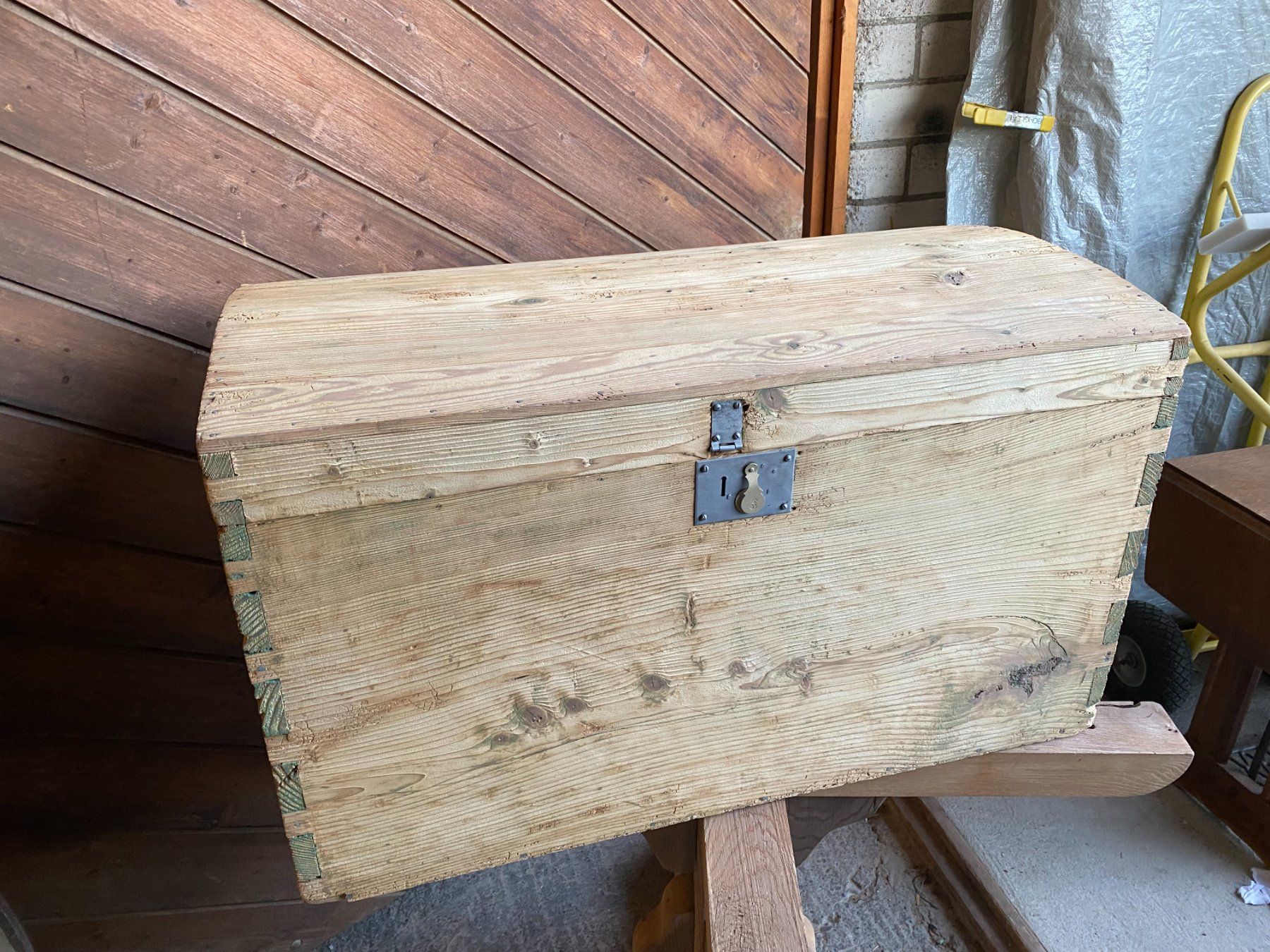 Cassapanche: ART 495-G Bahut bombé sapin sablé – Usato da Pont-La-Ville venduto da BCMGLEAL
