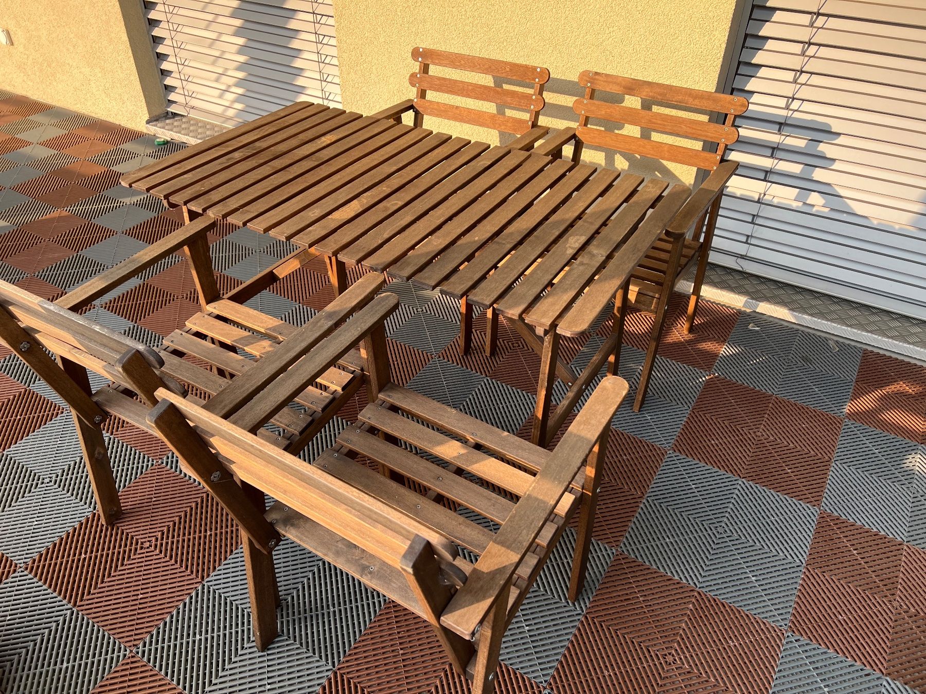 Set di tavolo e panche: IKEA Gartentisch aus Holz mit vier Stühlen – Usato da Bettlach venduto da Tradenet100