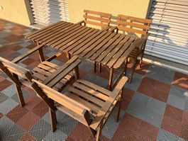 IKEA Gartentisch aus Holz mit vier Stühlen