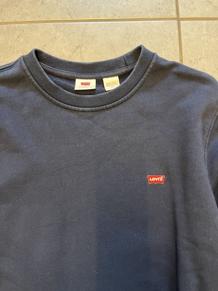 Levi's Pulls & Sweat-shirts: Levi's Pullover dunkelblau Rundhalsausschnitt gebraucht – D'occasion à Basel par GinT 1