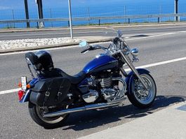 Moto Triumph America LT 900,  pare-brise amovible, sacoches