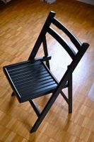 chaises pliantes en bois, parfaites pour l'été.