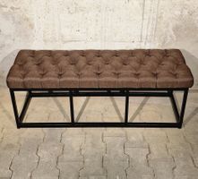 Elegante Sitzbank mit Knopfheftung, Braun, Metallgestell