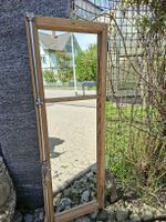 Antikes Fenster mit Spiegel und wunderschönem Schliessriegel