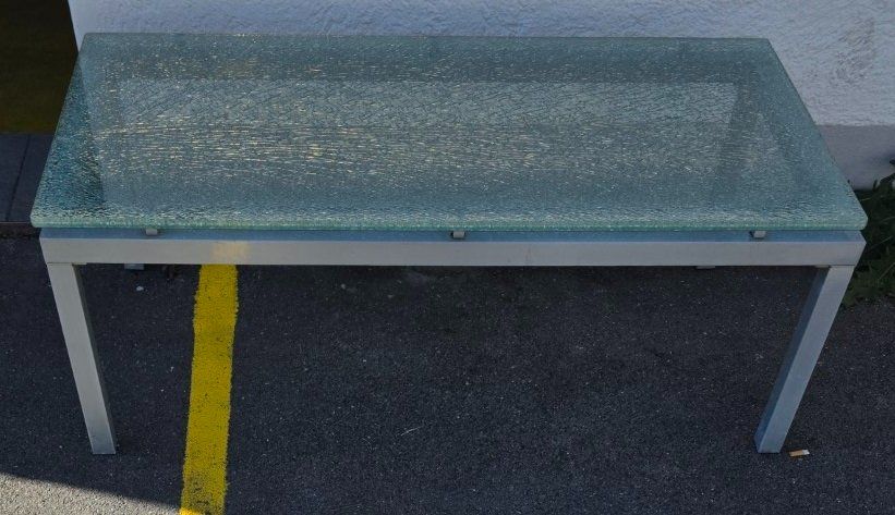 Tavoli: Schöner Couchtisch mit Glasplatte – Usato da Flums venduto da Flumsantik