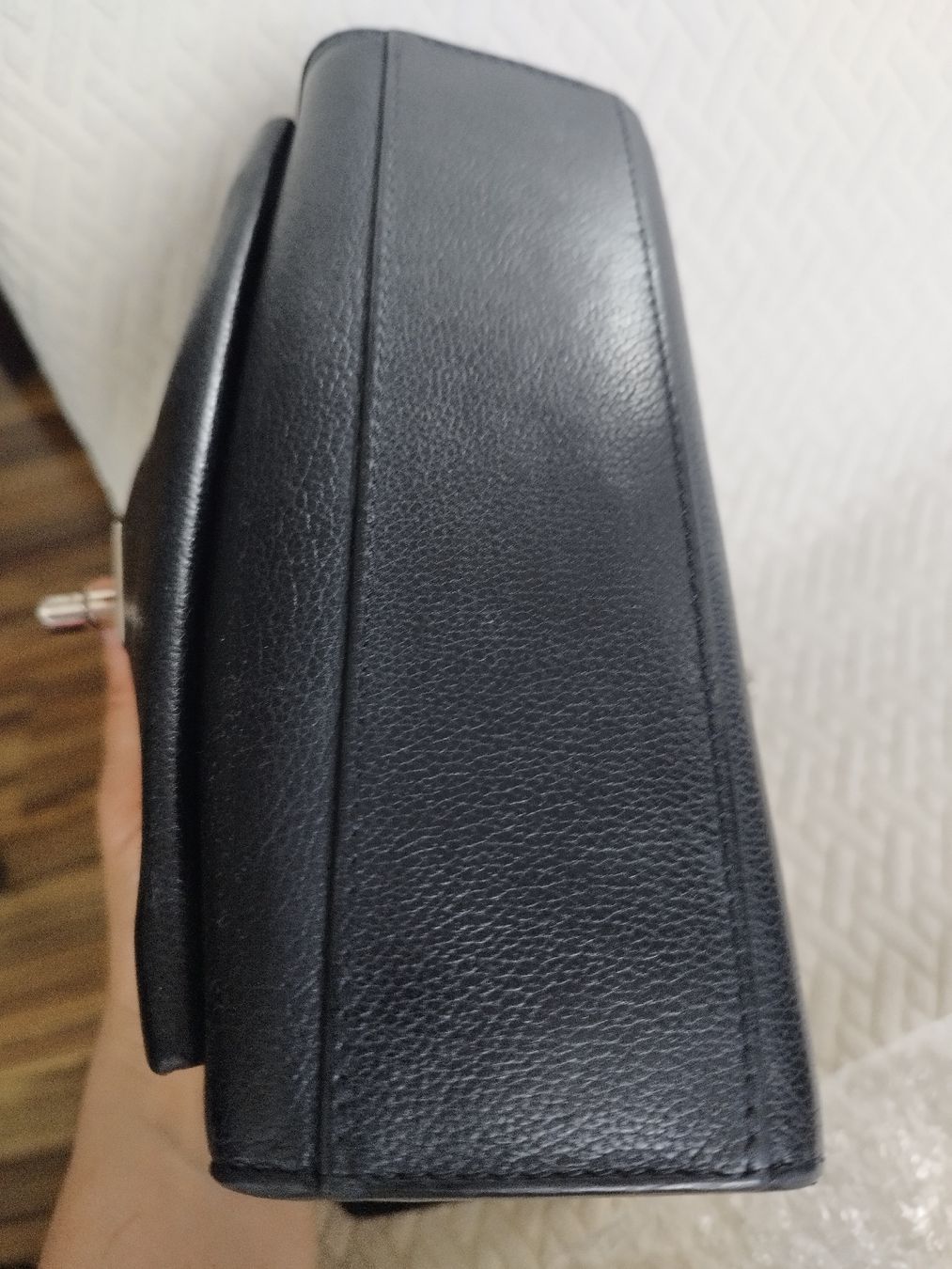 Louis Vuitton Taschen für Damen: Louis Vuitton Lock Me  Black Leather Shoulder Bag, stylish! – Gebraucht aus Silvaplana von gin_h6nz 8