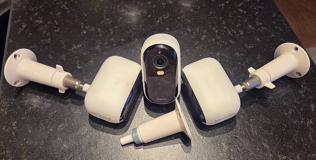 Videocamere: Arlo Essential Outdoor Cam - 3 Stk – Usato da Mamishaus venduto da cleo.oslo 2