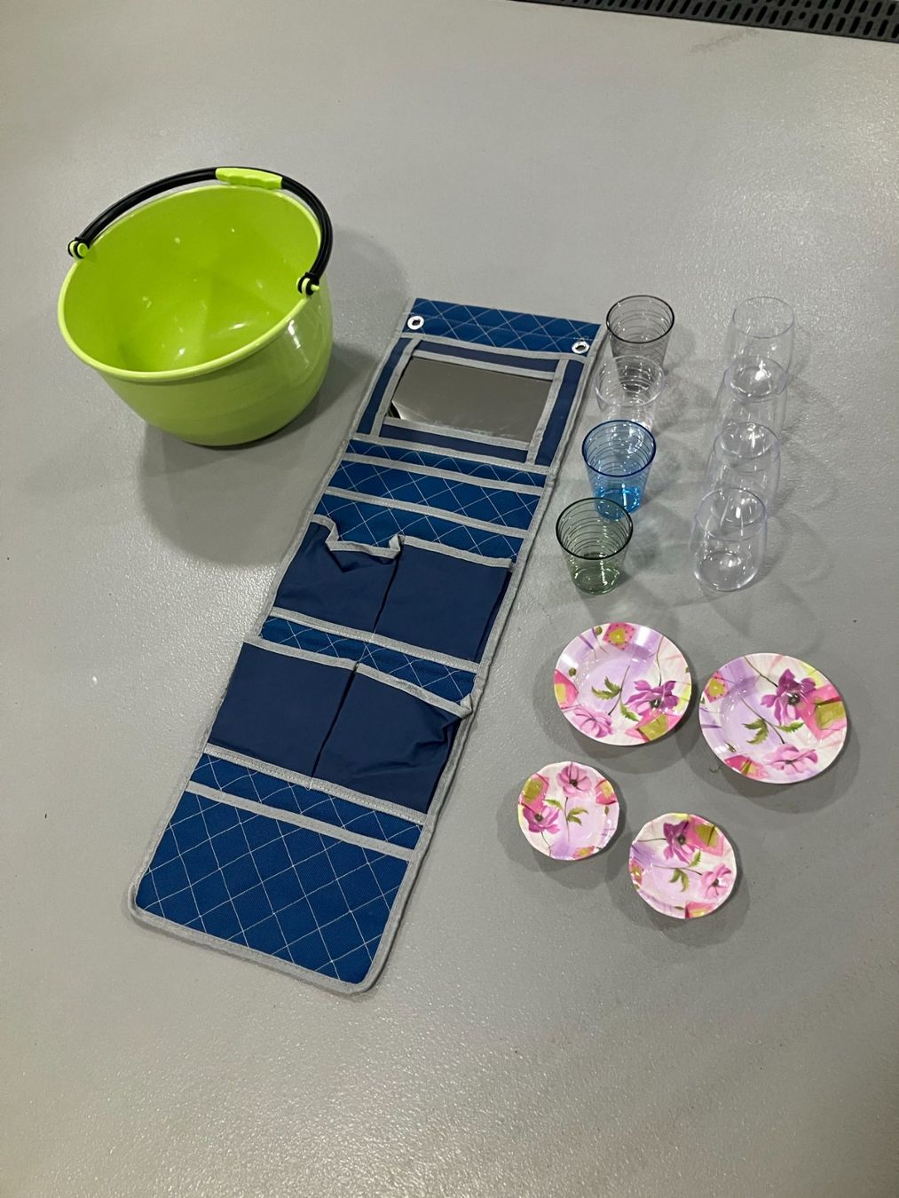 Set di piatti: Camping-Set: 8 Gläser, kleine Teller, Eimer, Wandnescessaire – Usato da Neunkirch venduto da autoscooter57