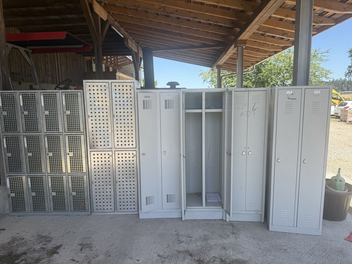 Porte manteau: 1 Garderobe Schrank. – D'occasion à Niederbipp par baggerch 1