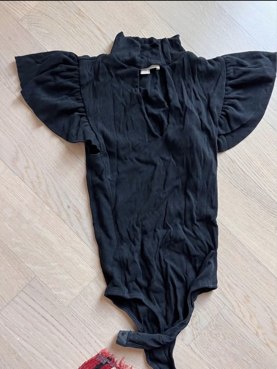 Top: Black body – Nuovo (secondo la descrizione) da Zürich venduto da AlineCr