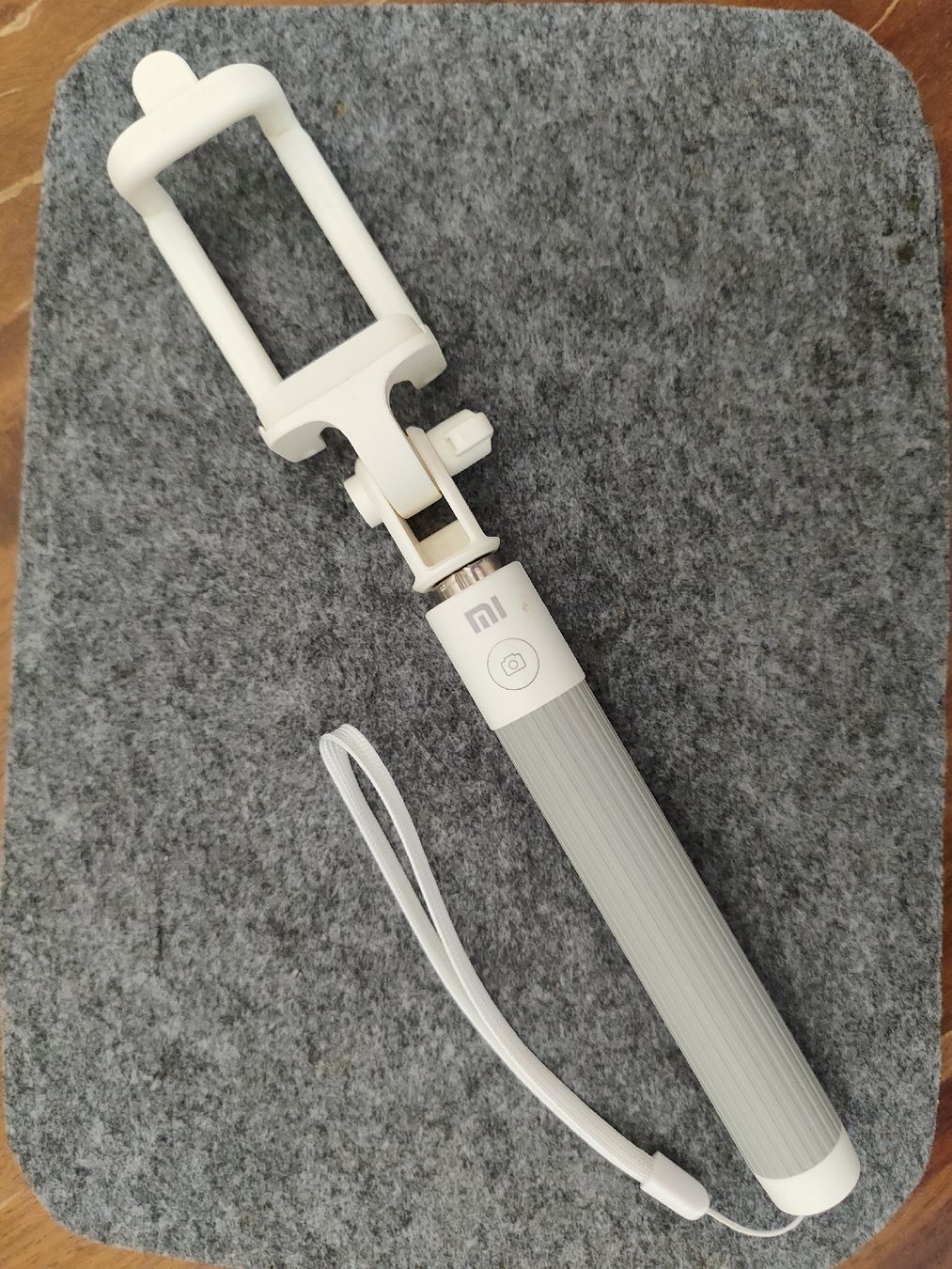 Staffe: Xiaomi Selfie Stick Tripod Bluetooth white -  – Difettoso da Mülligen venduto da vagos85 1