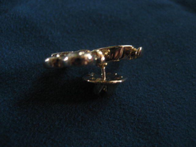 Placchette & Badge: Pin's doré foot Pierre Lang, neuf – Nuovo e nell'imballaggio originale da Delémont venduto da marryb 1