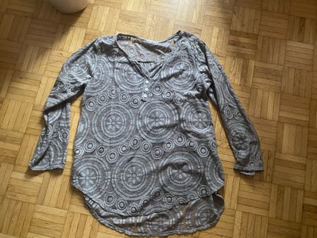 Damen Bluse grau mit Spitzenmuster Knopfleiste guter Zustand