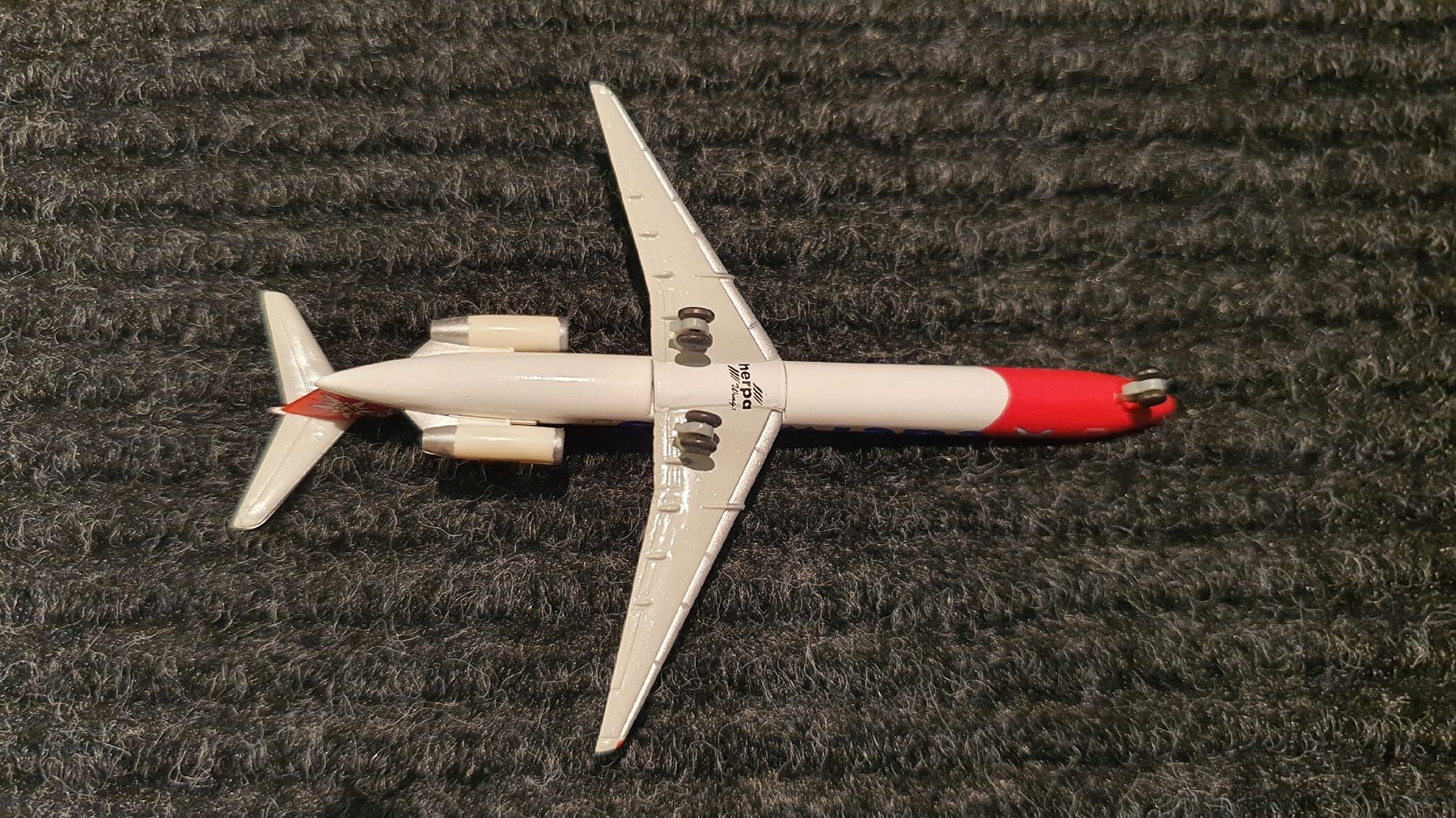 Herpa Kit di modellismo & Modellini statici: HERPA EDELWEISS MCDONNELL DOUGLAS MD-83  – Usato da Männedorf venduto da Modellbau-wyss 4