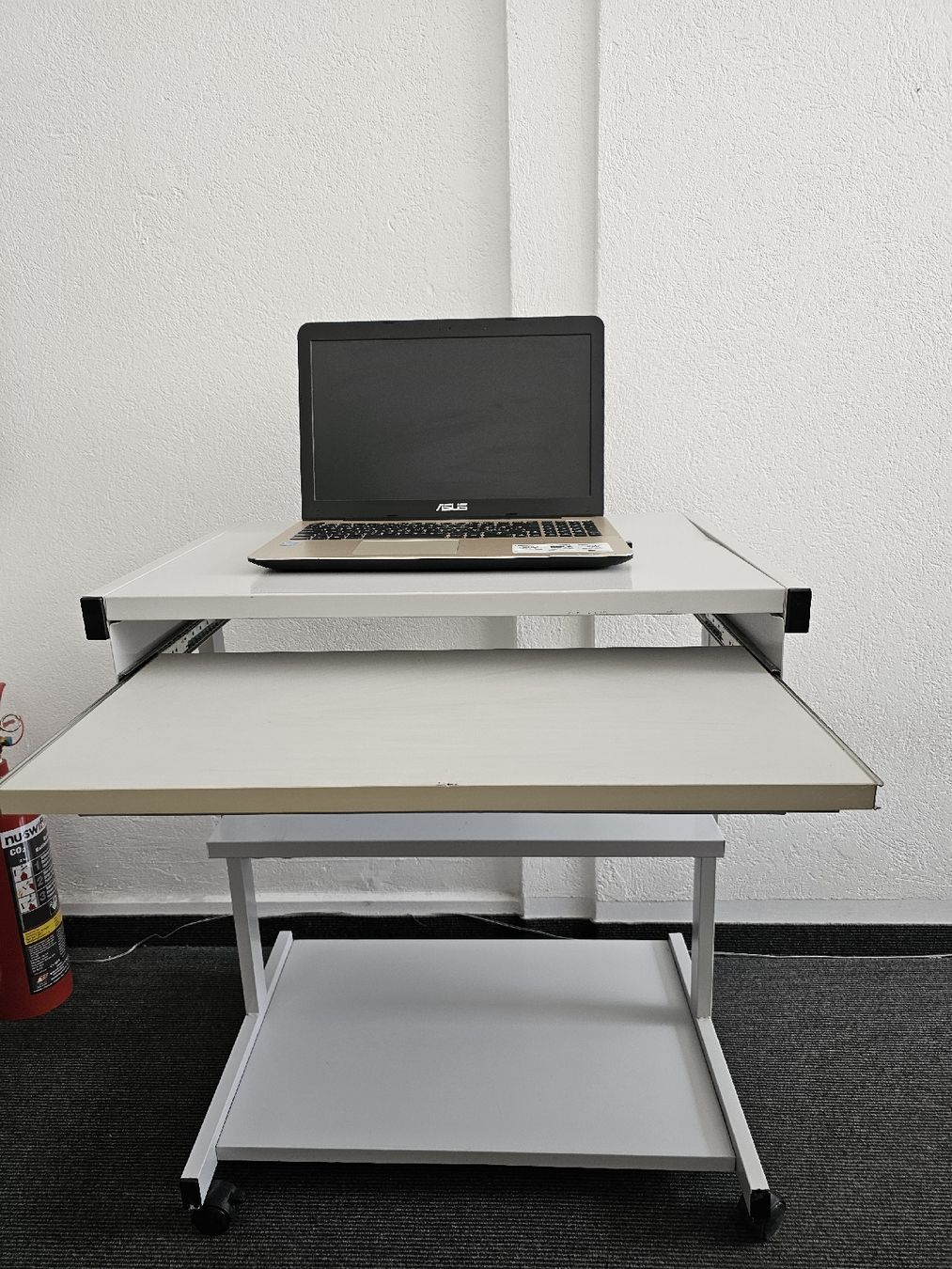 Tables: À vendre : table d'ordinateur en métal. – Neuf (Voir description) à La Chaux-de-Fonds par gpm_2tym 2