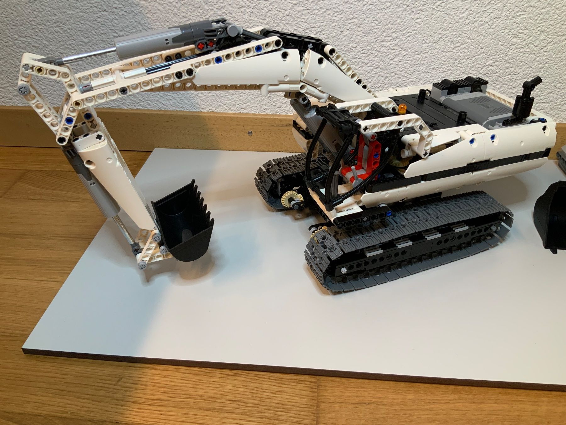 Lego Kit di costruzioni: LEGO Technic 8043 Motorized Excavator White Edition – Nuovo (secondo la descrizione) da Tagelswangen venduto da rotsi 1