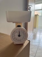 Weisse analoge Küchenwaage mit Schüssel