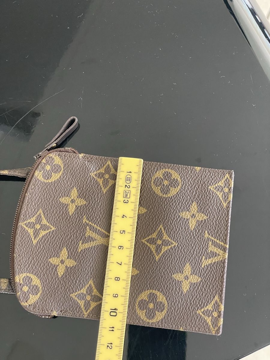 Louis Vuitton Borse da donna: Louis Vuitton Monogram Pochette Secret Passport Holder – Usato da Richterswil venduto da Prangins9 7