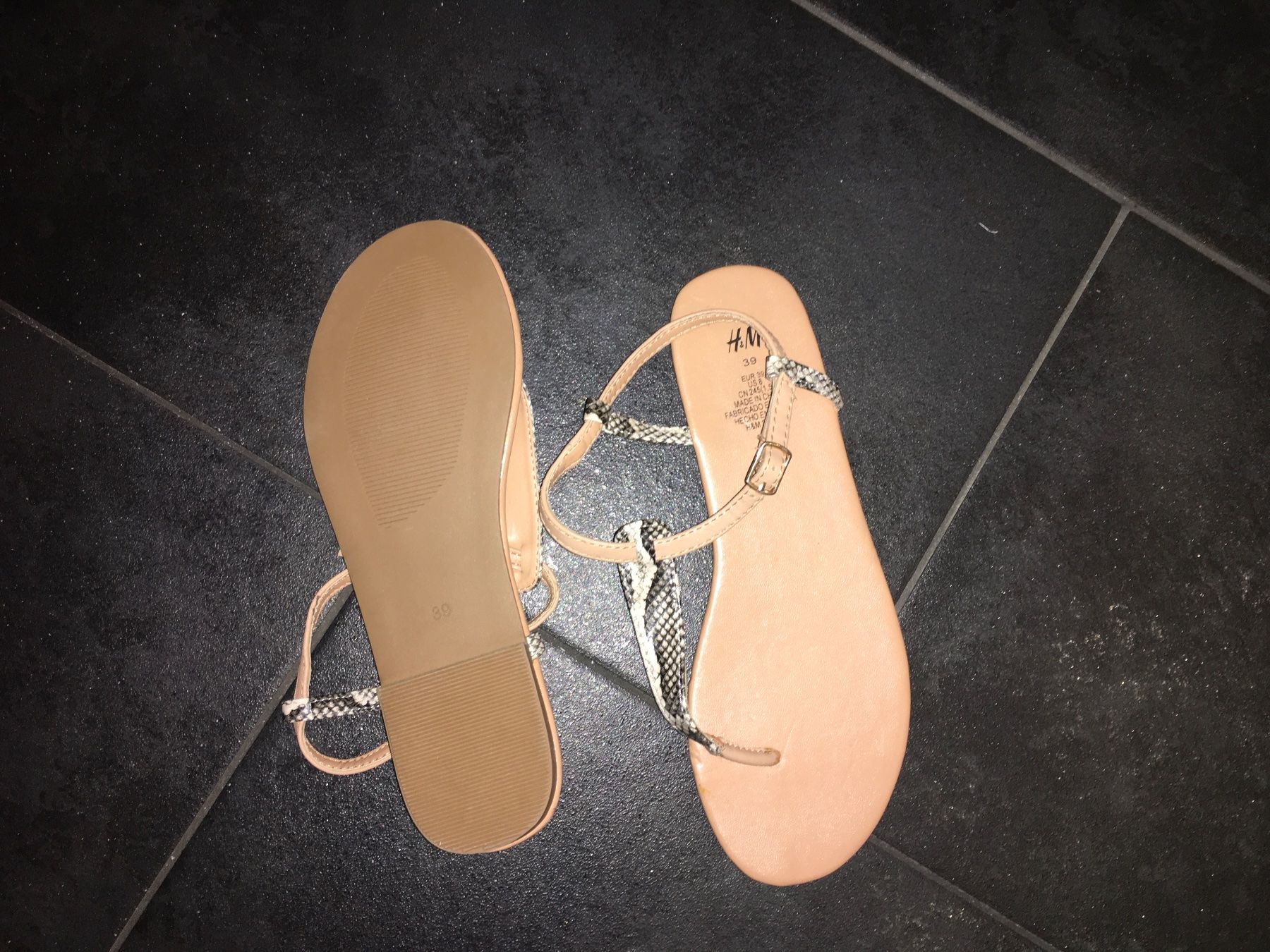 H&M Scarpe da donna: Sandalen schlangenmuster  H&M Gr. 39 neu – Nuovo (secondo la descrizione) da Goldau venduto da Rjn 2