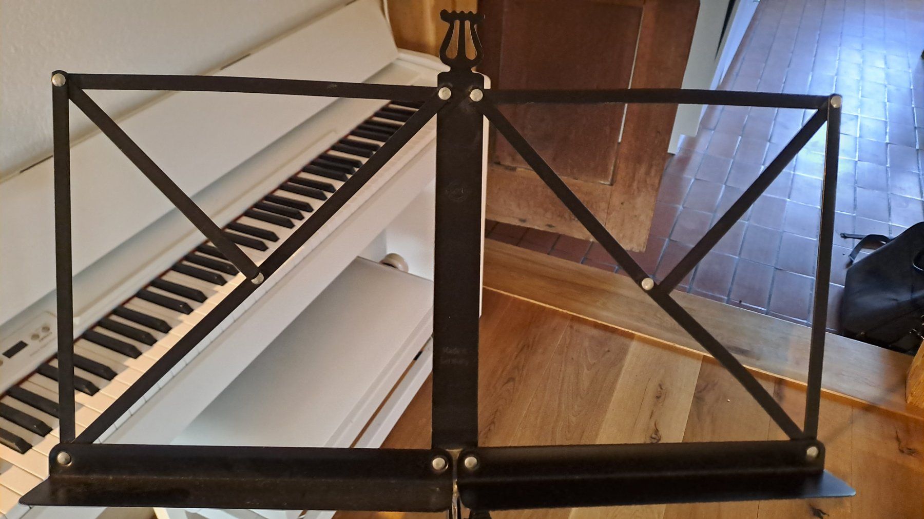 Supporti per strumenti musicali & leggii: Notenständer – Usato da Bertschikon Gossau venduto da Zueues 1