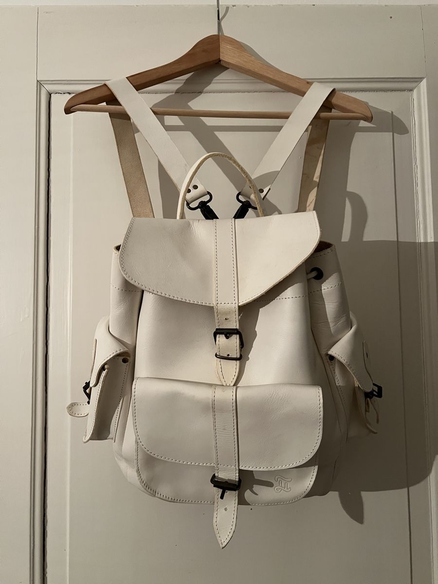 Zaini: Leder Rucksack weiss mit Schnallen – Usato da Basel venduto da evaelette