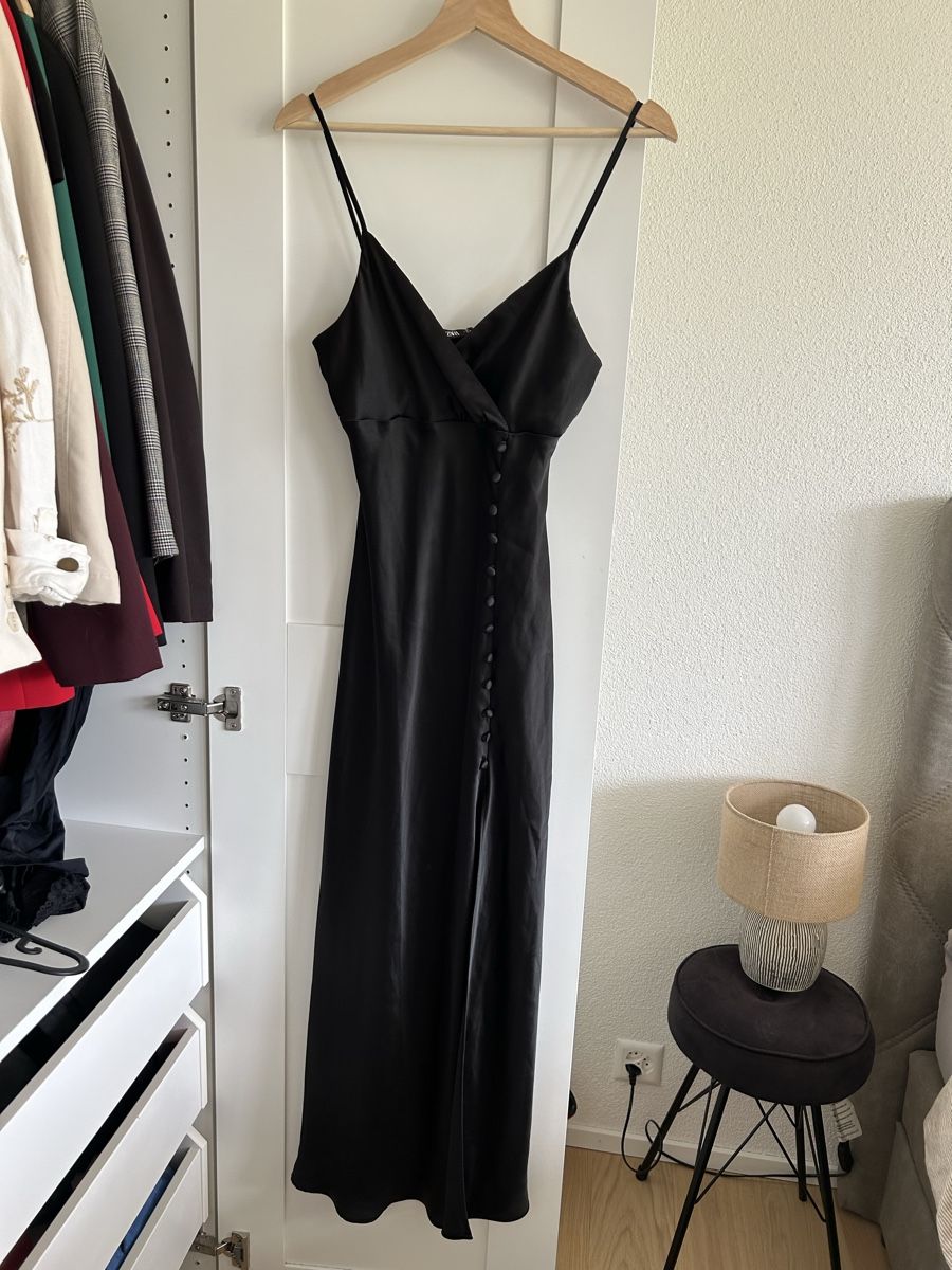 Zara Vestiti: Zara – Schwarzes Satin Maxikleid – Nuovo (secondo la descrizione) da Zürich venduto da emi_5nw2