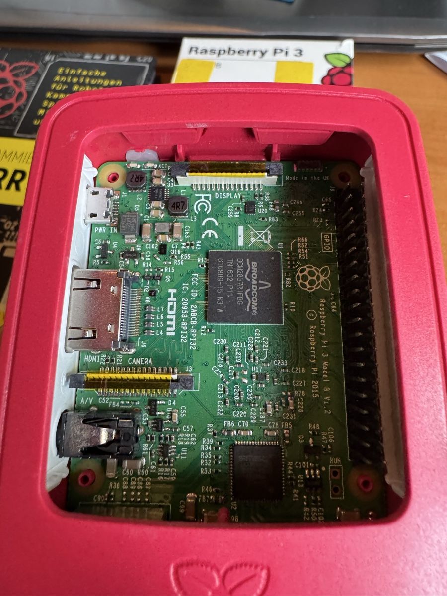 Raspberry Pi PCs: Raspberry Pi 3 Set + 3.5” Display + 3x 8GB microSD + Buch – Gebraucht aus Hinwil von OctoGeek 3