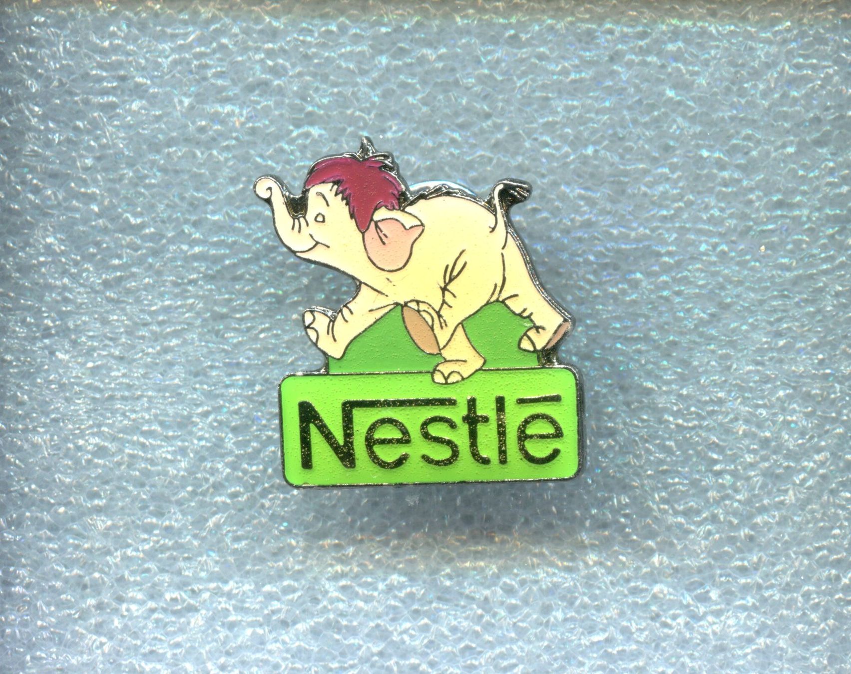 Nestlé Placchette & Badge: Nestlé  Kleiner ELEFANT – Usato da Winterthur venduto da Sammleroase