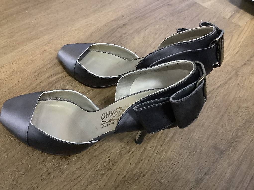 Salvatore Ferragamo Scarpe da donna: Salvatore Ferragamo  grösse 38 , silbergrau – Nuovo (secondo la descrizione) da Belp venduto da Anlass 1