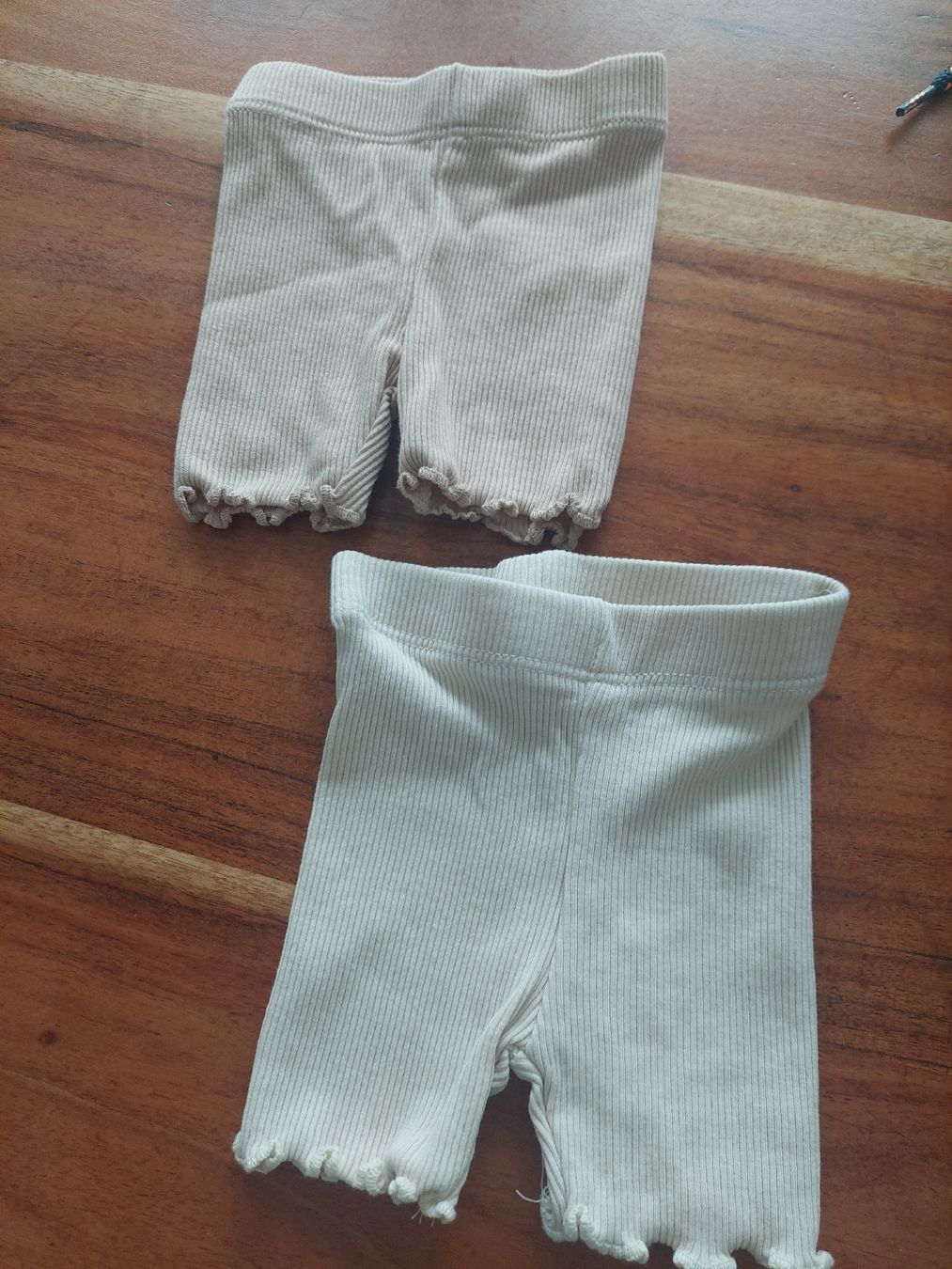 Pantaloni: Kiabi Radlerhose Gr. 62cm 2er Set – Usato da Sissach venduto da zwwerg 1