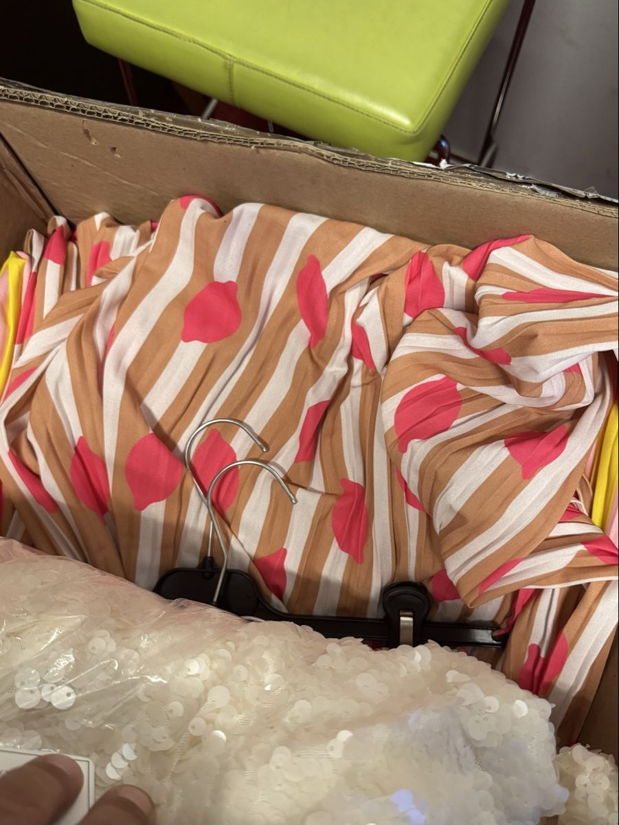 Lotti di vestiti: Lot neu Kleider 17 stk.  – Nuovo (secondo la descrizione) da Schlieren venduto da Freundlich02 4