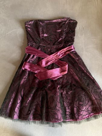 Trägerloses Damenkleid