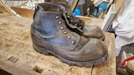 Originale Militärstiefel mit Spikes