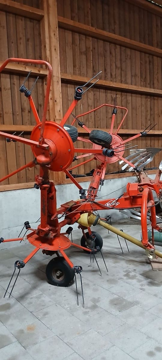 Kuhn Raccolta foraggio grezzo: Kreiselheuer Kuhn – Usato da Stadel venduto da TheGeneral 1