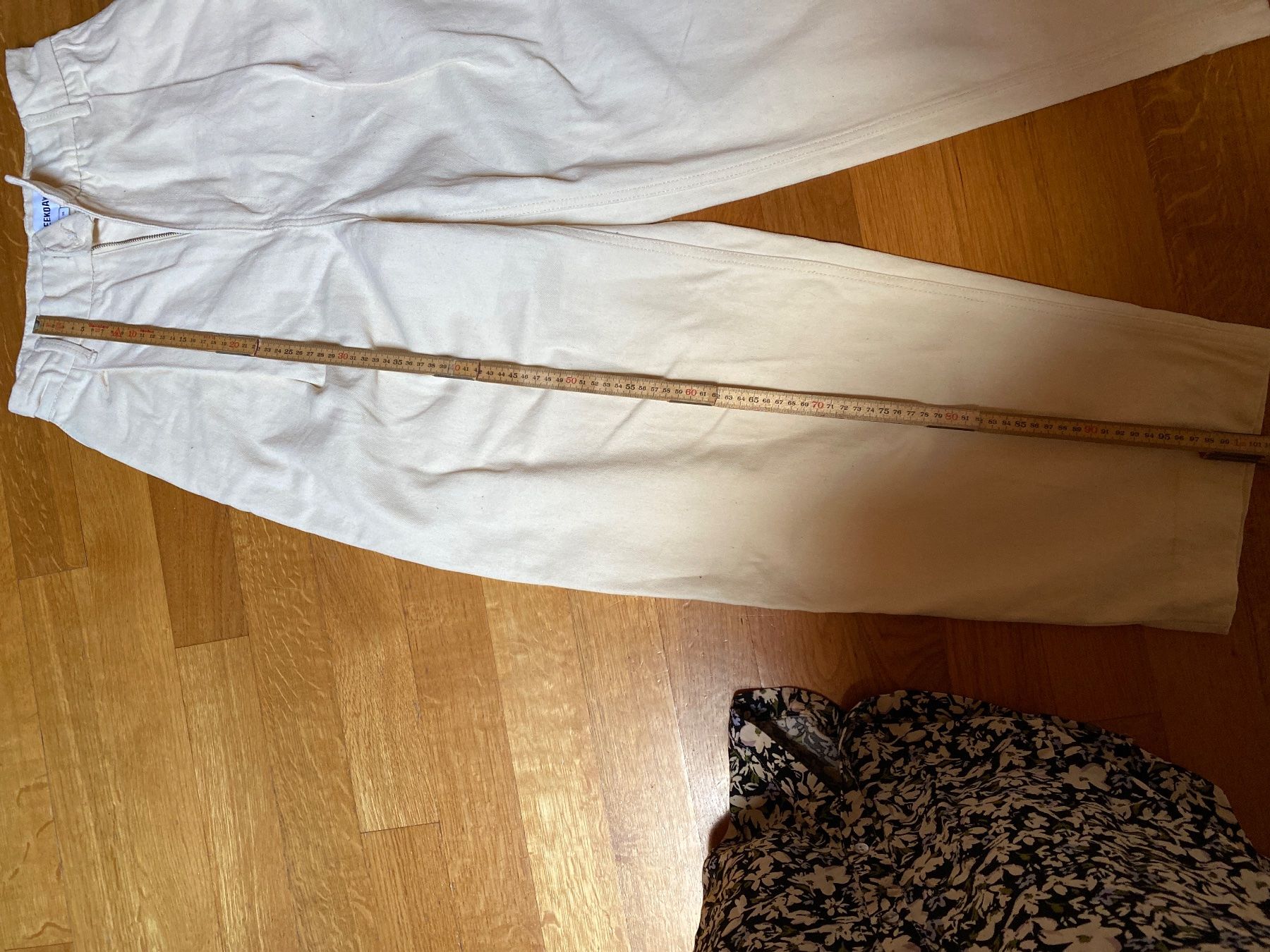 Weekday Pantaloni: Pantalon crème Weekday taille 34 – Usato da Epagny venduto da nie_n5yb 5