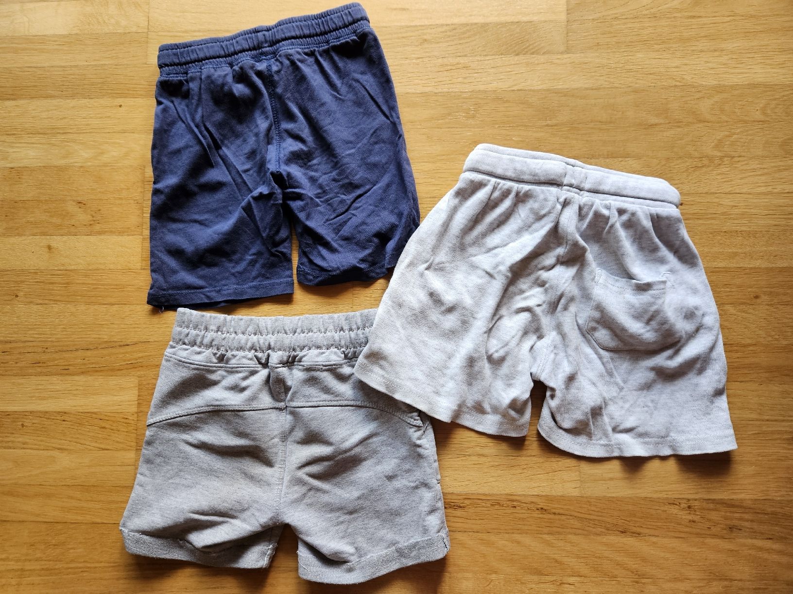 Ensembles coordonnés: 4er Set kurze Hosen Junge, Grösse 98/104 – D'occasion à Neftenbach par susanne0041