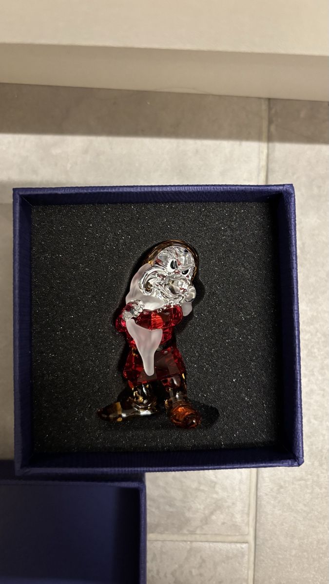 Swarovski Statuette: Swarovski SCS 2019 Exclusive Disney Snow White Grumpy – Nuovo e nell'imballaggio originale da Lausanne venduto da Global.P 5