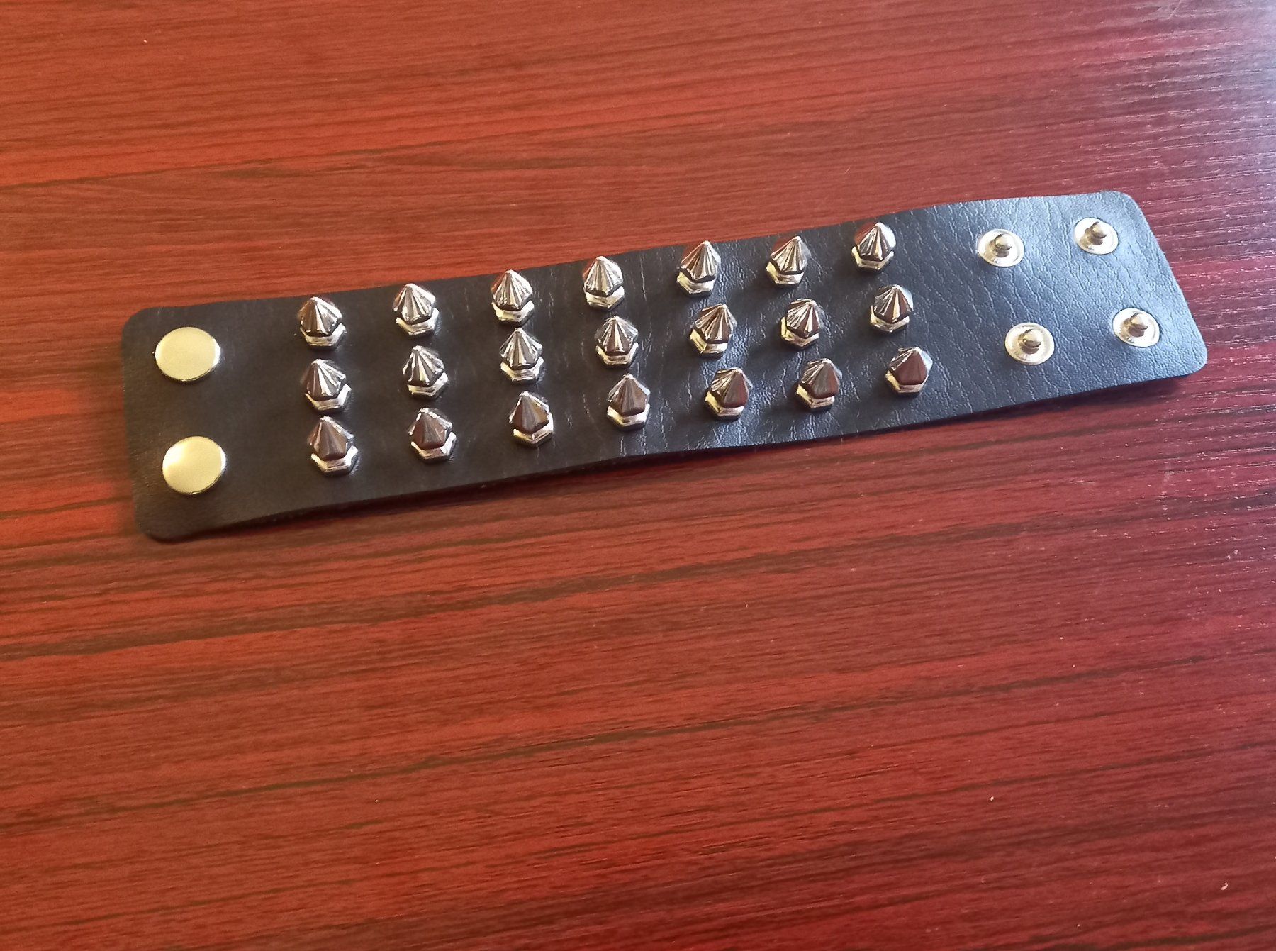 Armbänder & -reifen: 5x Armbänder mit Nieten - Bracelet punk riveté – Neu und originalverpackt aus Lausanne von WATCH-WORLD 2