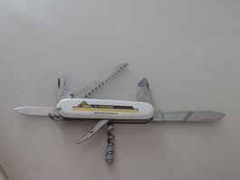 Victorinox Camper Offizier Suisse weiss Holzbau Samedan