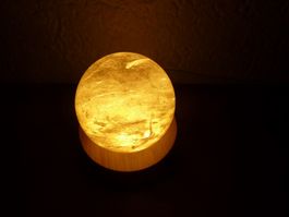 Nachtlampe Kristallkugel mit Holzsockel LED und USB Anschl.