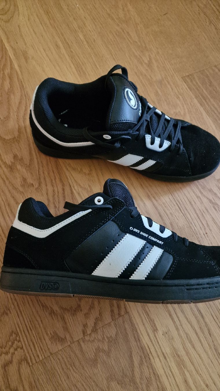 Scarpe da uomo: DVS Herren Skate Sneaker, Grösse 44.5, 29.5cm neu – Nuovo (secondo la descrizione) da Urtenen-Schönbühl venduto da Saints67