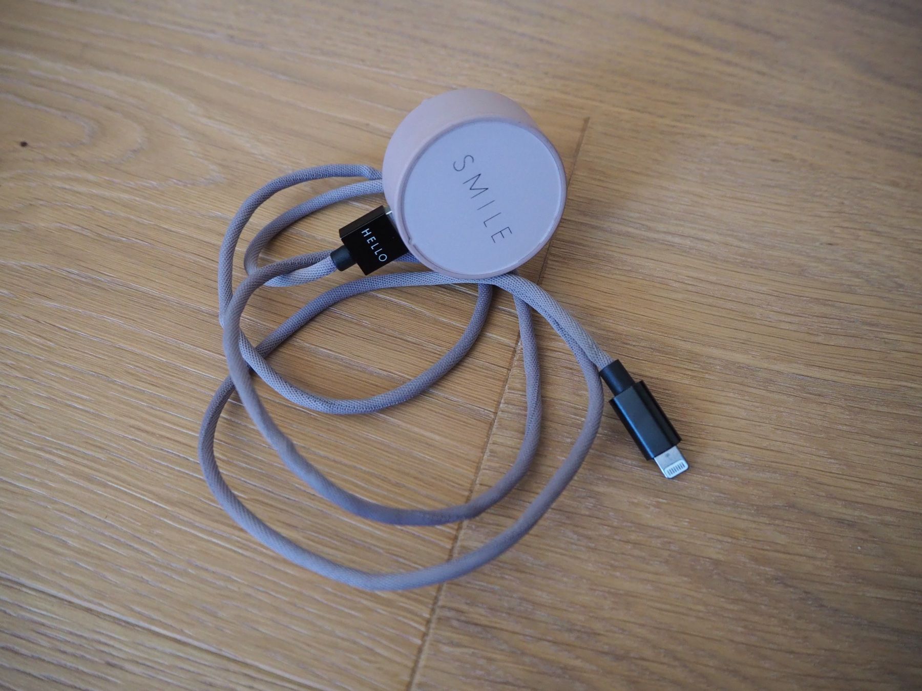 Cavi: Design Letters iPhone Ladekabel mit Adapter Smile! – Usato da Zürich venduto da snowow