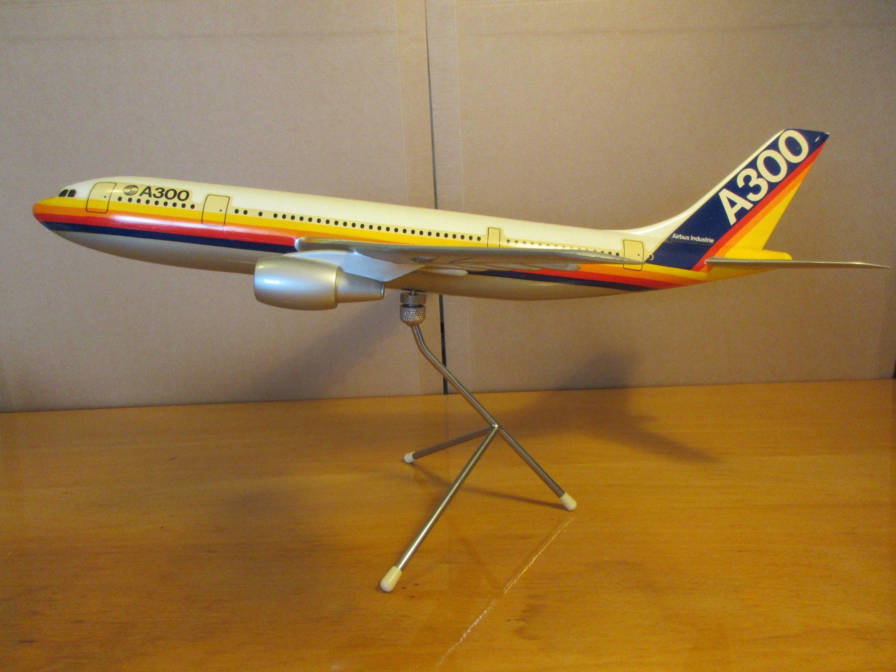 Airbus Kits de montage: Flugzeugmodell Airbus A300,  M : 1/100 – D'occasion à Uster par djet5_vs
