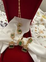 Parure de bijou dorés et émeraudes, élégante. (54