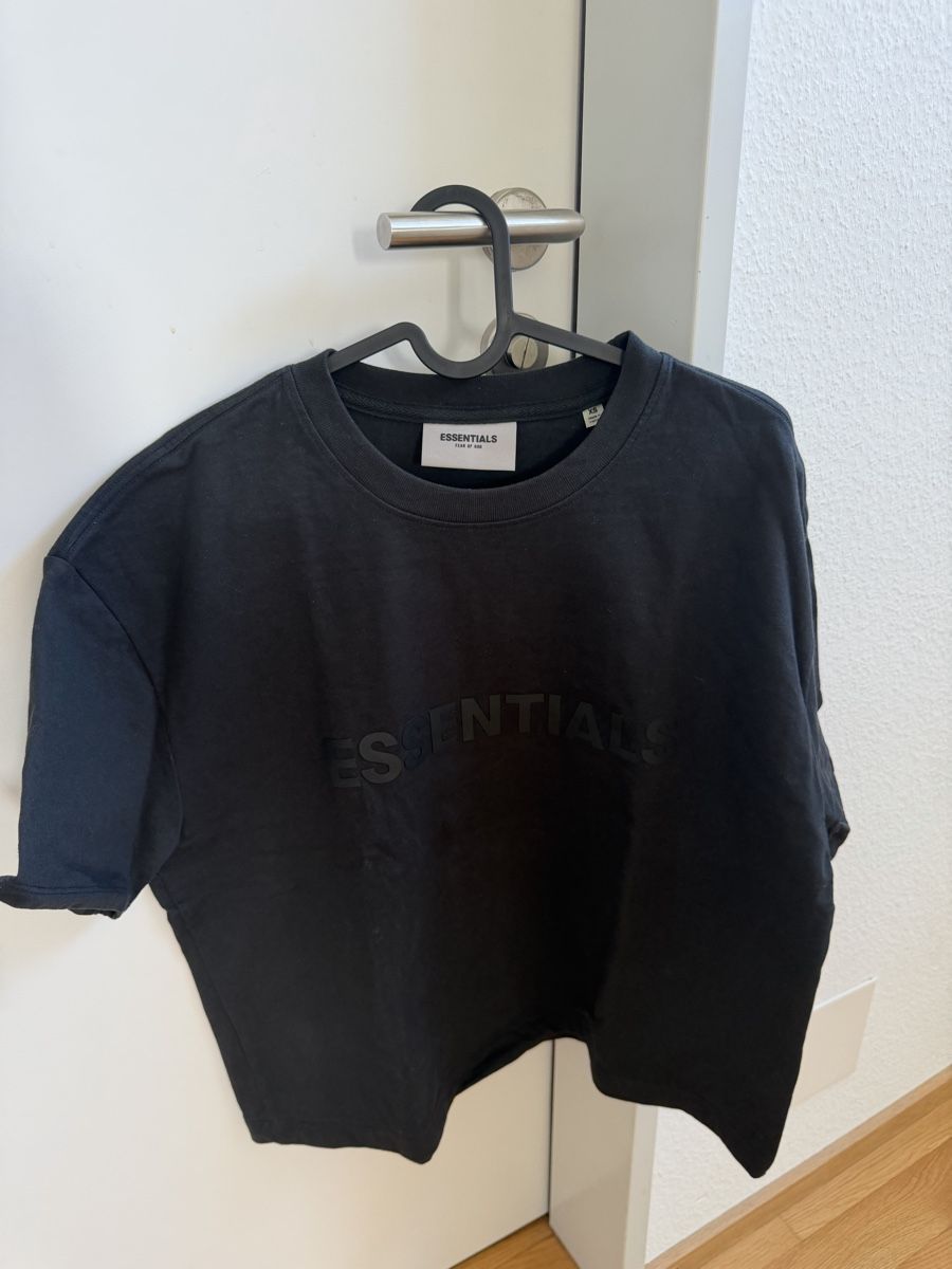 T-shirts: Essentials T-Shirt – D'occasion à Pratteln par joa_ywn5