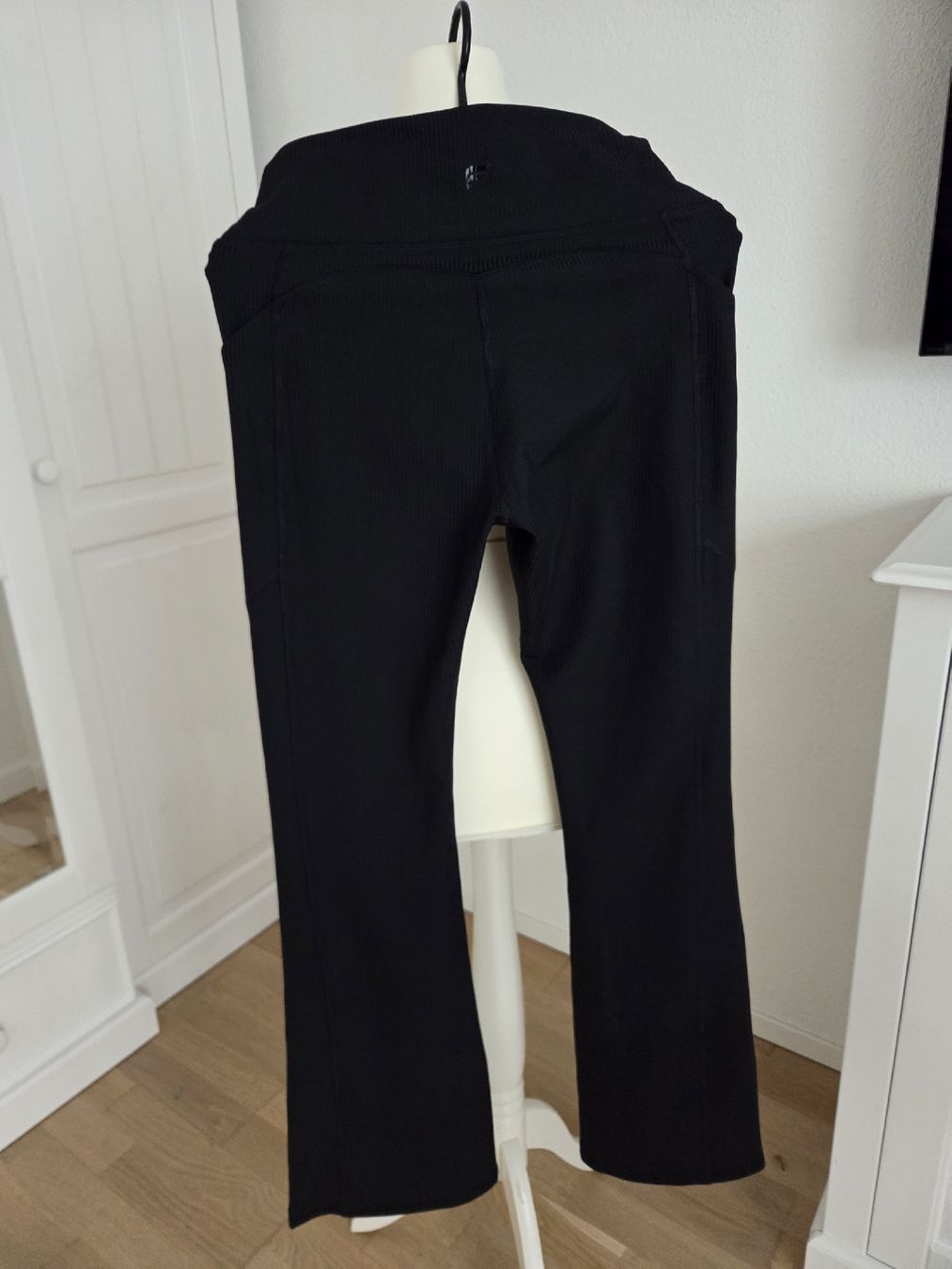 Leggings: ausgestellte Leggings, Grösse S-M, Schwarz – Usato da Bülach venduto da Recherchieren 2