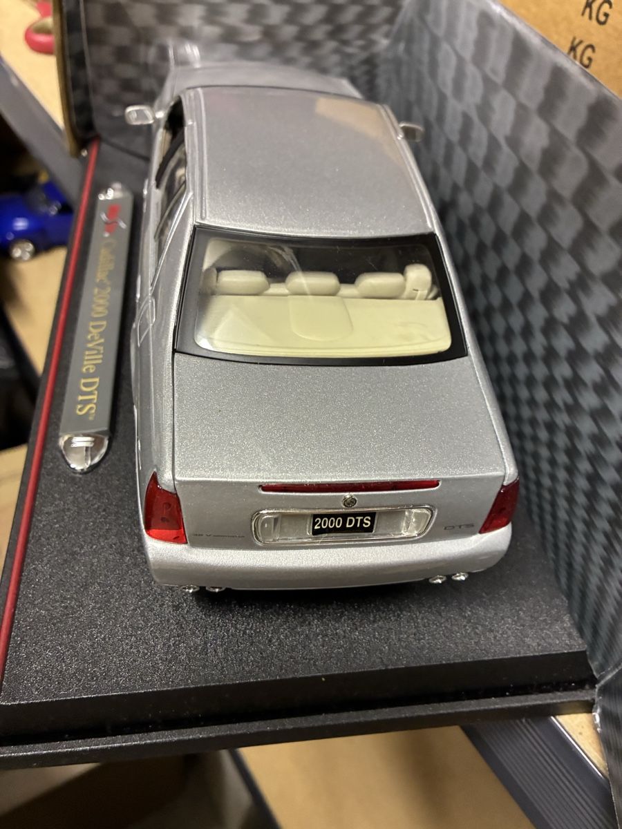 Maisto Modellini d'auto: Maisto Cadillac 2000 DeVille DTS 1:18 Neu – Usato da Wattenwil venduto da Jasa79 6