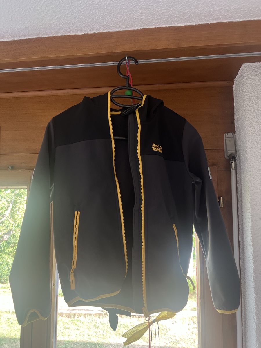Giacche & Cappotti: Kinder Softshelljacke Jack Wolfskin Grösse 140 schwarz gelb  – Usato da Riedstätt venduto da est_5jwc 2