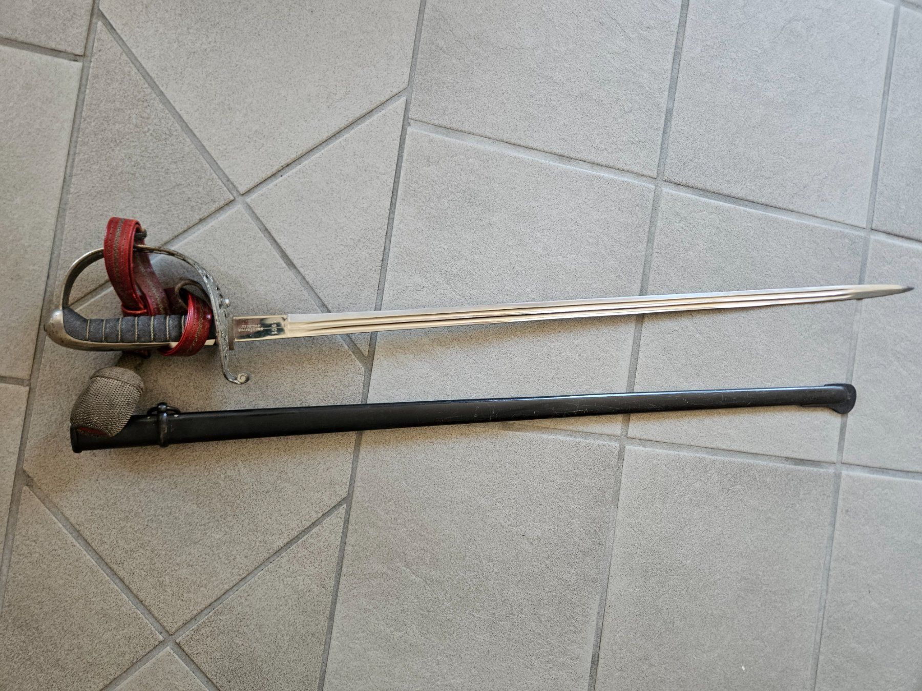 Armes blanches: Offizierssäbel Mod 1899 mit Scheide und Portepee 1901 – D'occasion à Volketswil par Lokitier