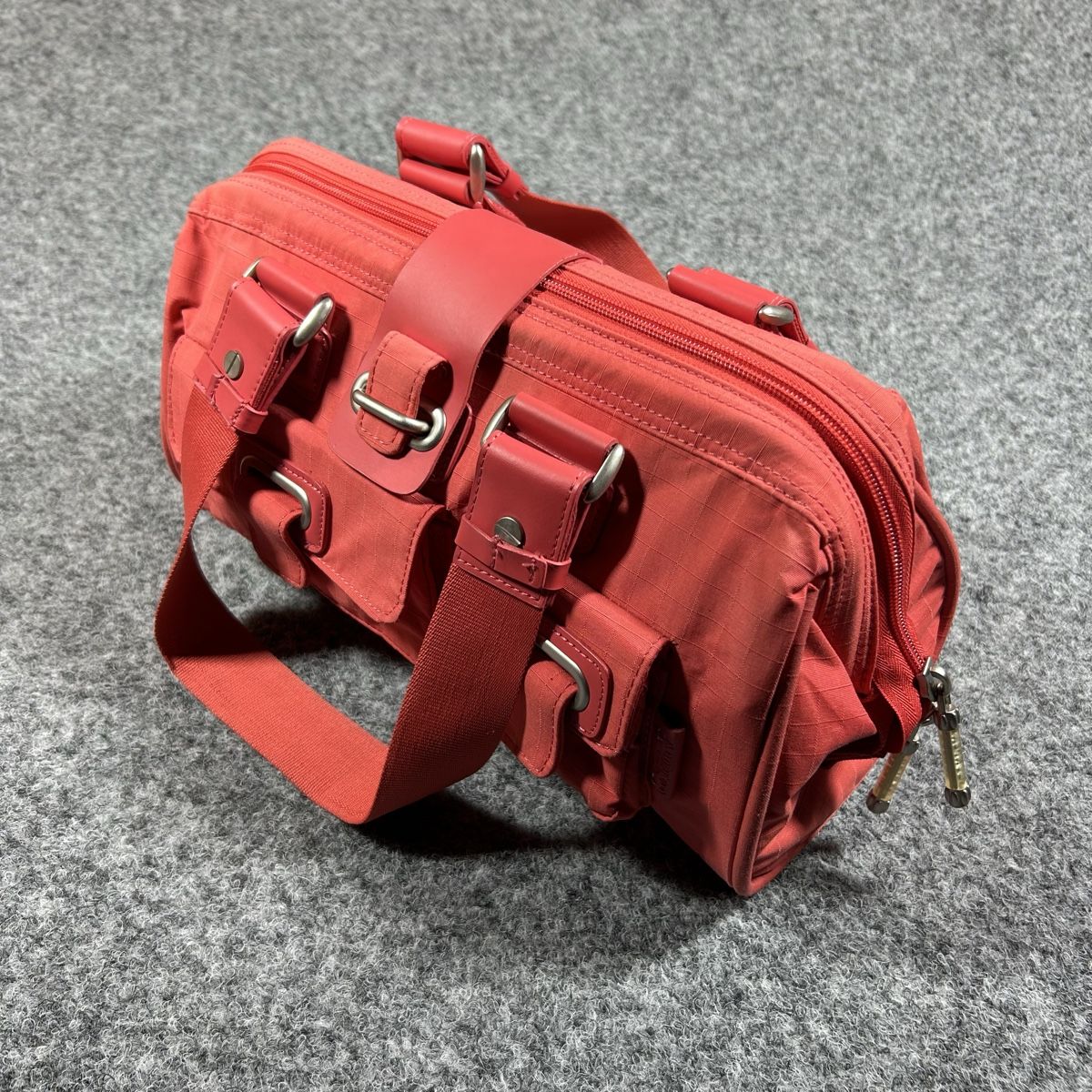 Oakley Sacs femmes: Handbag Oakley pink  – Neuf (Voir description) à La Sagne NE par Matlasape